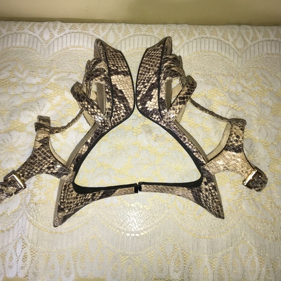 BCBGeneration Tan Brown Reptile Snake T strap Platform Heel Shoes - Picture 5 of 10